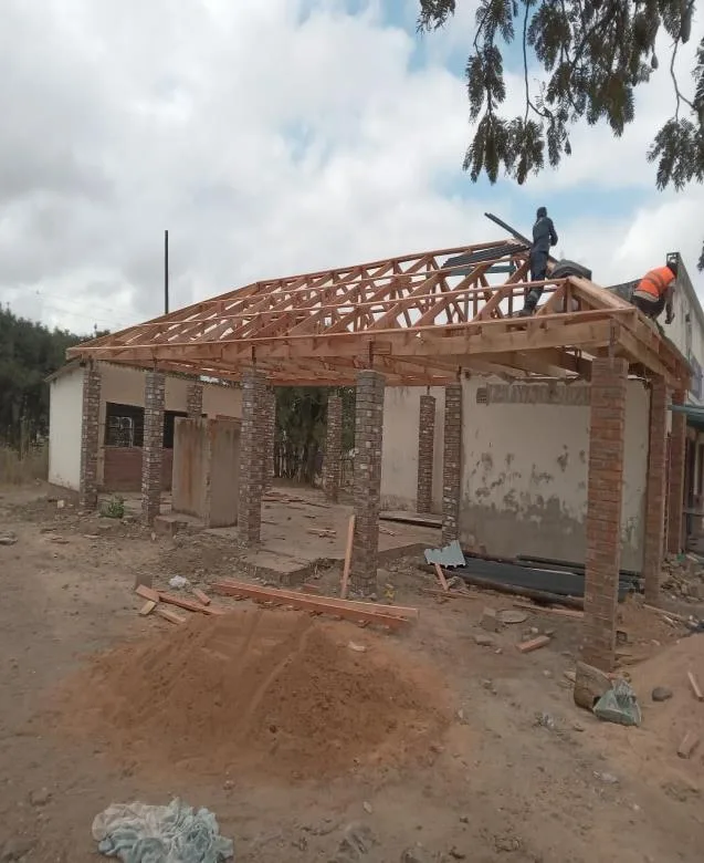 Timber roof trusses being fixed on a steel gazebo
